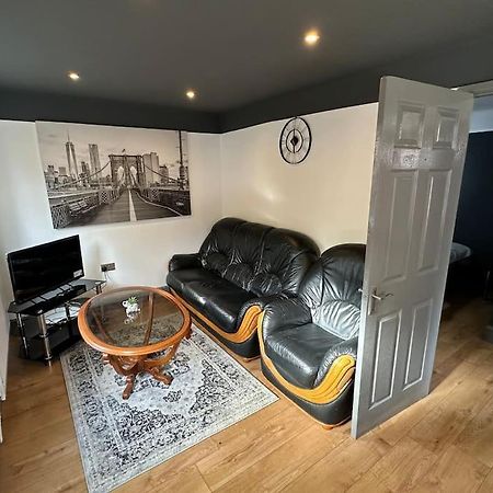 Brand New Large Studio Flat! Sutton  Exteriör bild
