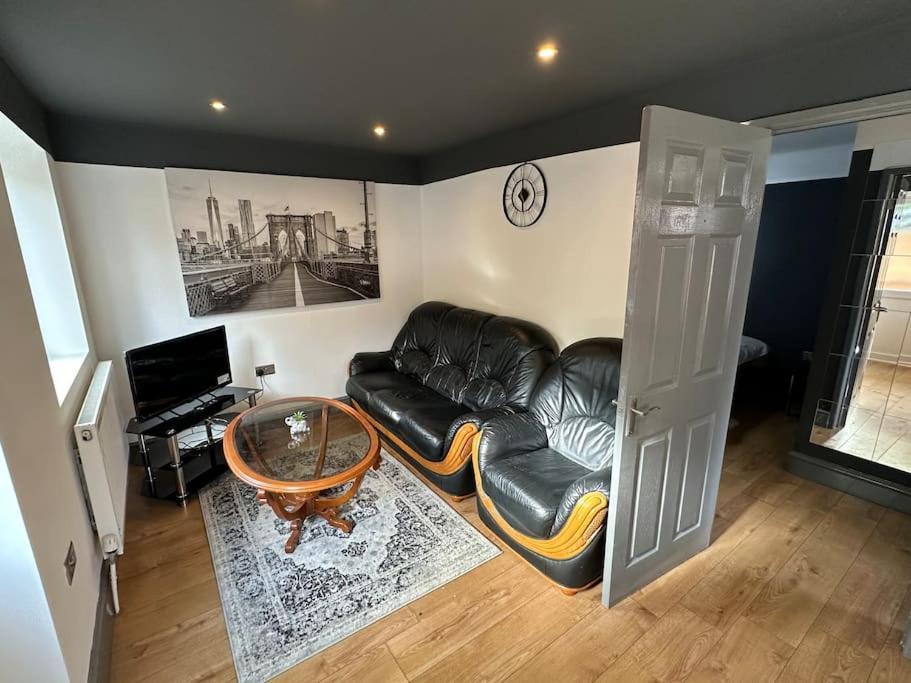 Brand New Large Studio Flat! Sutton  Exteriör bild