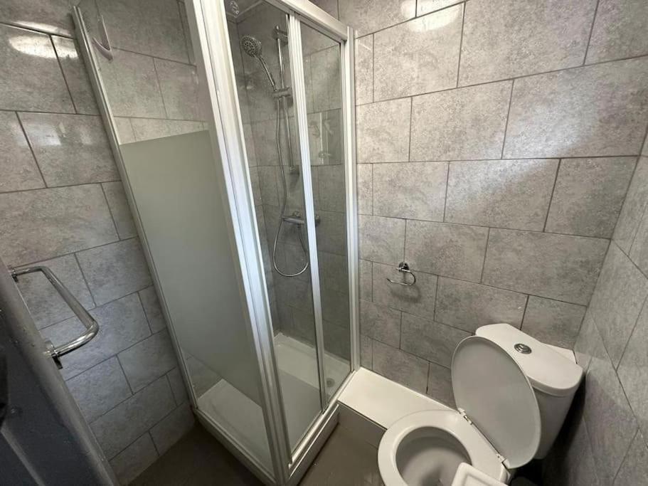Brand New Large Studio Flat! Sutton  Exteriör bild