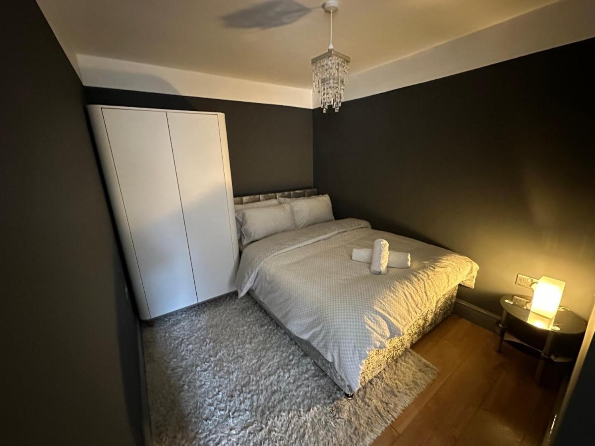 Brand New Large Studio Flat! Sutton  Exteriör bild