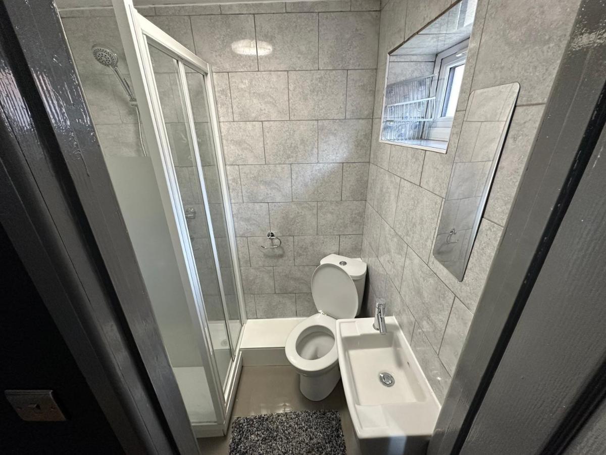 Brand New Large Studio Flat! Sutton  Exteriör bild