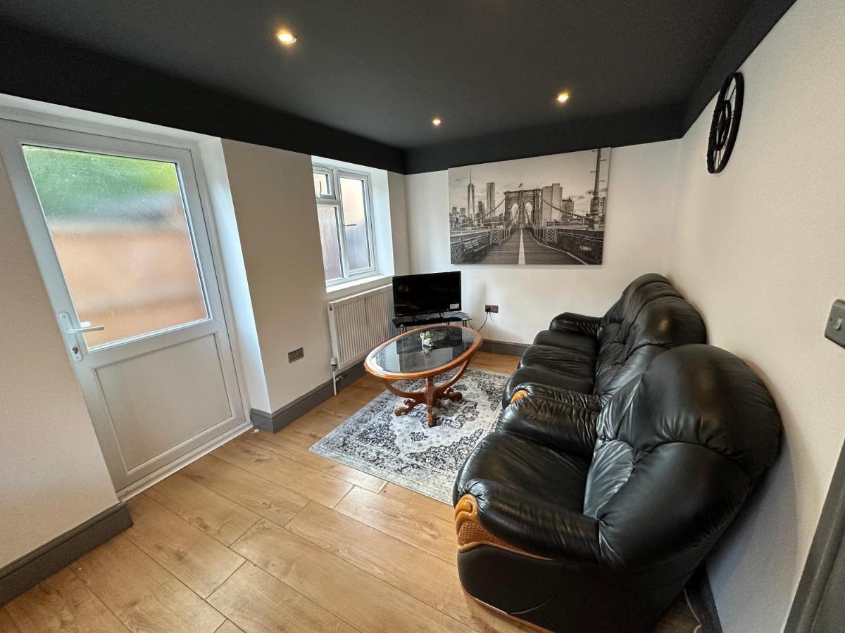 Brand New Large Studio Flat! Sutton  Exteriör bild